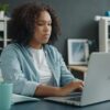 Arbeiterin führt eine digitale Gefährdungsbeurteilung durch.
