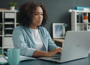 Arbeiterin führt eine digitale Gefährdungsbeurteilung durch.